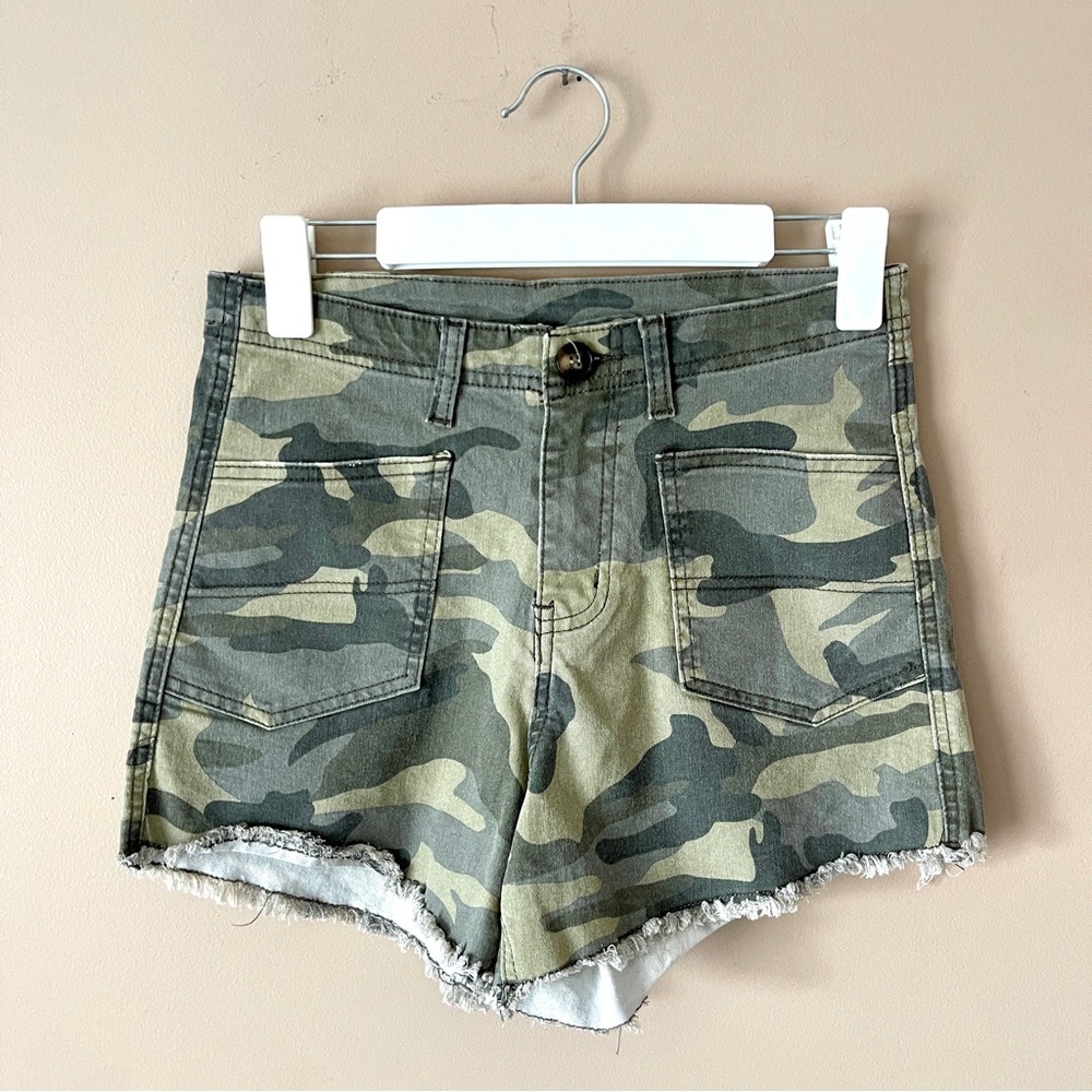 143 STORY | Green Camo High Waisted Cut Off Shorts Sz S - Picture 2 of 7